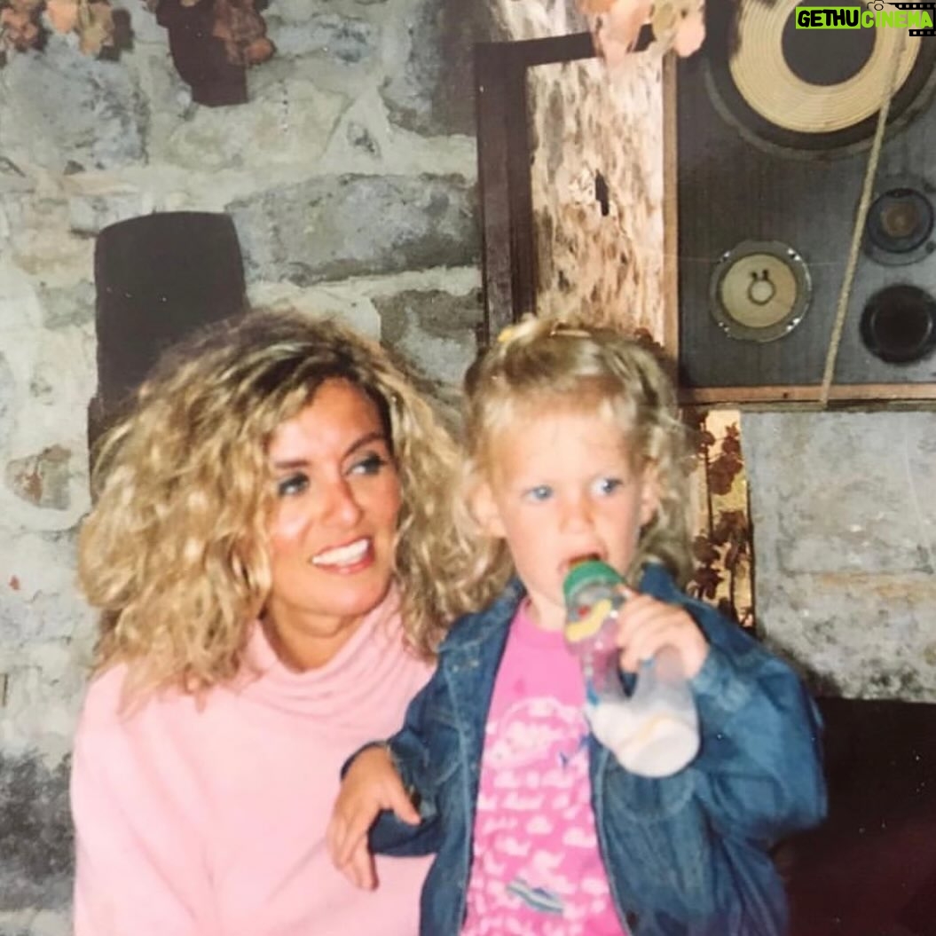 Bige Önal Instagram - Her geçen sene farkındalığımın artmasına şükrederek, Hayatta başıma gelen her şeye; bugün olduğum kişi olmamı sağlayan olaylara, insanlara, hikayelere teşekkürler ederek buraya kadar geldim😊 Bugün bu kadar huzurlu ve kendimdeysem hep yaşadıklarım sayesinde. Bu sene, hatta doğumgünüme günler kala farkettim ki; vicdanım rahat. İnsanın kendine verdiği hediye bundan daha ne kadar güzel olabilir diye düşündüm sonra da✨ Herkes kendi gibi insanlarla karşılaşsın. Kalbi iyilik taşanlar hep iyilik görsün. Bari aradığımız adaleti böyle bulalım 🙃 Hepimize sağlıklı, huzurlu, mutlu, adaletli olduğumuz, vicdanlı olduğumuz bir yıl dilerim. Şunu da eklemeden geçmeyeyim; Uzaylılar her zaman uzaylı kalacak🪐🤓 (Yapılan kolajların, videoların hepsini gördüm. Her sene bunkadar değerli hissettirdiğiniz için teşekkür ederim😍)
