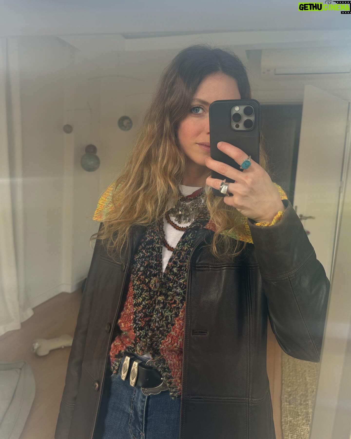 Bige Önal Instagram - 1. İstanbul’u izliyorum- gözlerim açıktı sanırım 2. Aklım hep yiyip içemediklerimde 3. Konsül toplandı 4. Sosisli kral 5. Zamane İstanbul’u 6. 27 numero 7. Bazı armutlar kaymak sever 8. Hikayede kalmasın.com