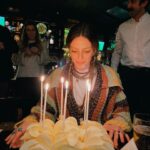 Bige Önal Instagram - 1. İki omzuma da melek konmuş 2. Yaşımız belli 3. Hepimizin yaşı belli demek istedim 4. Doğumgünü çocuğuna sıkanlar utansın 5. Yaşımızın en belli olduğu an -maalesef 6. Yetişkin olduğumuzu kabul ettik bir noktada 7. Şaşkınız 8. Fazla belli ettik 9. Annemle babam yanımdaydı neyse ki 10. Omuzlarım hiç boş kalmadı şükür