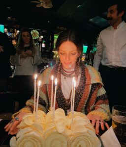 Bige Önal Instagram - 1. İki omzuma da melek konmuş 2. Yaşımız belli 3. Hepimizin yaşı belli demek istedim 4. Doğumgünü çocuğuna sıkanlar utansın 5. Yaşımızın en belli olduğu an -maalesef 6. Yetişkin olduğumuzu kabul ettik bir noktada 7. Şaşkınız 8. Fazla belli ettik 9. Annemle babam yanımdaydı neyse ki 10. Omuzlarım hiç boş kalmadı şükür