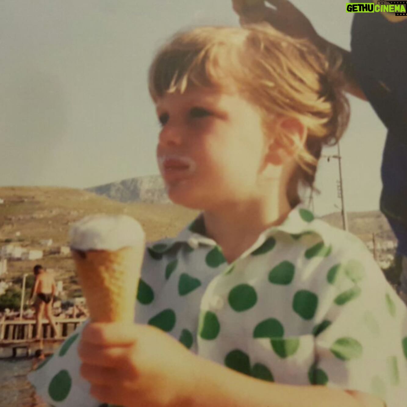 Bige Önal Instagram - Her geçen sene farkındalığımın artmasına şükrederek, Hayatta başıma gelen her şeye; bugün olduğum kişi olmamı sağlayan olaylara, insanlara, hikayelere teşekkürler ederek buraya kadar geldim😊 Bugün bu kadar huzurlu ve kendimdeysem hep yaşadıklarım sayesinde. Bu sene, hatta doğumgünüme günler kala farkettim ki; vicdanım rahat. İnsanın kendine verdiği hediye bundan daha ne kadar güzel olabilir diye düşündüm sonra da✨ Herkes kendi gibi insanlarla karşılaşsın. Kalbi iyilik taşanlar hep iyilik görsün. Bari aradığımız adaleti böyle bulalım 🙃 Hepimize sağlıklı, huzurlu, mutlu, adaletli olduğumuz, vicdanlı olduğumuz bir yıl dilerim. Şunu da eklemeden geçmeyeyim; Uzaylılar her zaman uzaylı kalacak🪐🤓 (Yapılan kolajların, videoların hepsini gördüm. Her sene bunkadar değerli hissettirdiğiniz için teşekkür ederim😍)