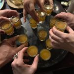 Bige Önal Instagram - 1. İki omzuma da melek konmuş 2. Yaşımız belli 3. Hepimizin yaşı belli demek istedim 4. Doğumgünü çocuğuna sıkanlar utansın 5. Yaşımızın en belli olduğu an -maalesef 6. Yetişkin olduğumuzu kabul ettik bir noktada 7. Şaşkınız 8. Fazla belli ettik 9. Annemle babam yanımdaydı neyse ki 10. Omuzlarım hiç boş kalmadı şükür