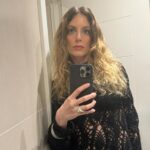 Bige Önal Instagram - Ayna selfie’si hayat kurtarır🥶 Çiçi’m gözleri parlatır 🥹 Laleler düşman çatlatır🌷 Doğa içimizi ferahlatır 🌊