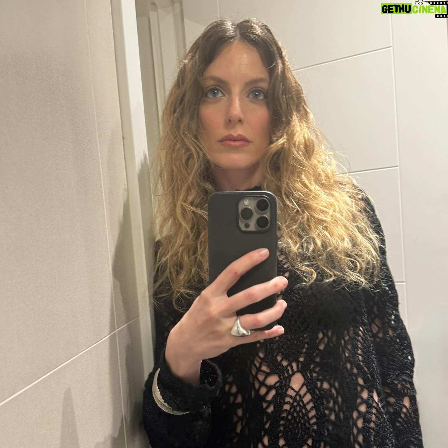 Bige Önal Instagram - Ayna selfie’si hayat kurtarır🥶 Çiçi’m gözleri parlatır 🥹 Laleler düşman çatlatır🌷 Doğa içimizi ferahlatır 🌊