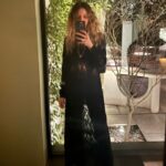 Bige Önal Instagram - Ayna selfie’si hayat kurtarır🥶 Çiçi’m gözleri parlatır 🥹 Laleler düşman çatlatır🌷 Doğa içimizi ferahlatır 🌊