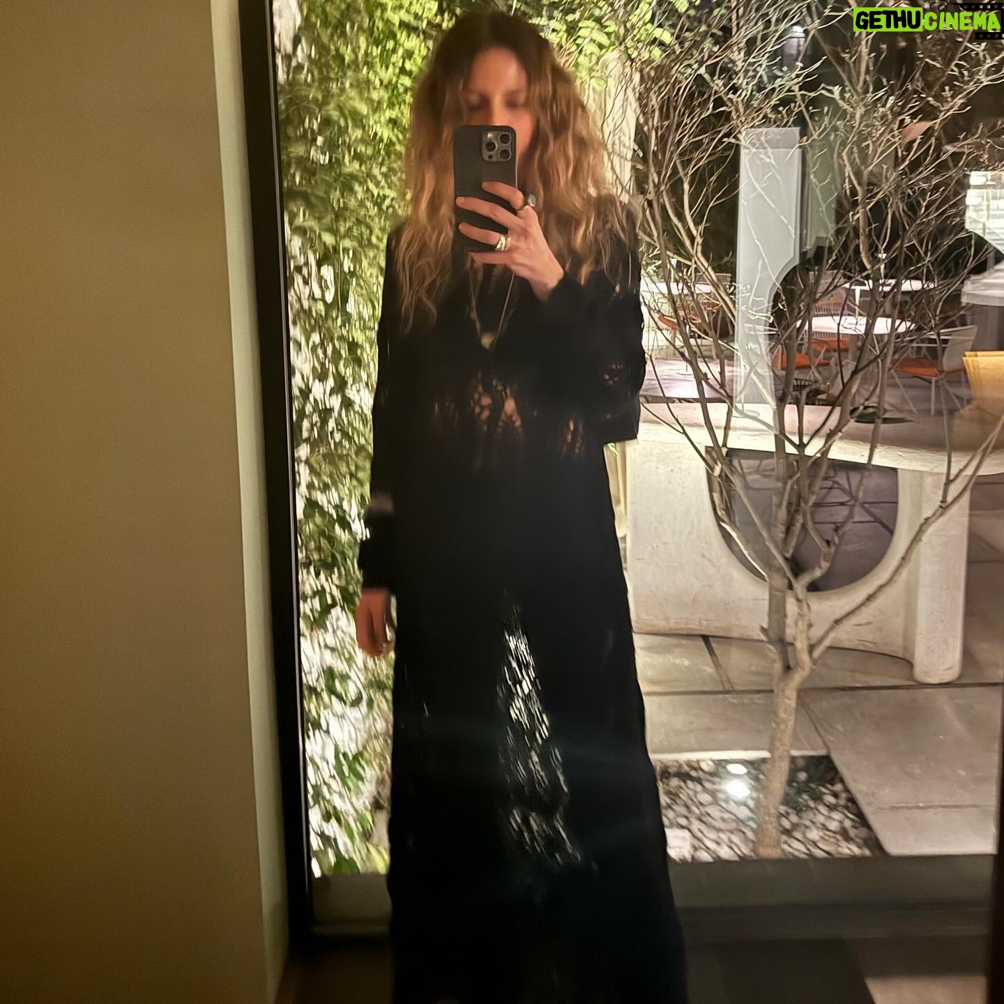 Bige Önal Instagram - Ayna selfie’si hayat kurtarır🥶 Çiçi’m gözleri parlatır 🥹 Laleler düşman çatlatır🌷 Doğa içimizi ferahlatır 🌊