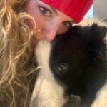 Bige Önal Instagram - Ayna selfie’si hayat kurtarır🥶 Çiçi’m gözleri parlatır 🥹 Laleler düşman çatlatır🌷 Doğa içimizi ferahlatır 🌊