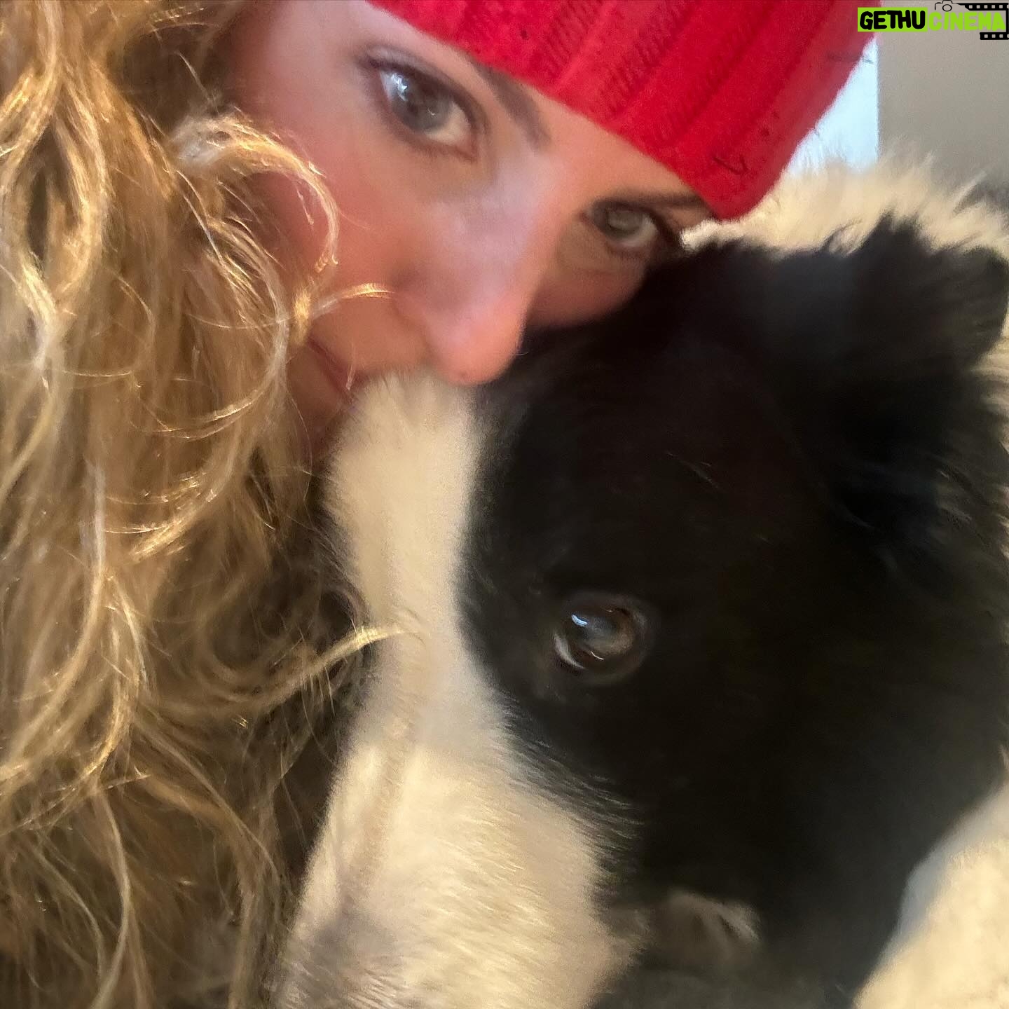 Bige Önal Instagram - Ayna selfie’si hayat kurtarır🥶 Çiçi’m gözleri parlatır 🥹 Laleler düşman çatlatır🌷 Doğa içimizi ferahlatır 🌊