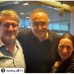 Binnur Kaya Instagram - Havaalanlarının güzelliği burda, sürpriz karşılaşmalarla doludurlar... Binnur Kaya ve Burhan Şeşen'le sohbet etmenin güzelliği... Antalya'ya uçmadan önce bir kanatım tiyatro, bir kanatım müzik... @binnur.kaya.resmi @burhansesen (Dip not: Harflerden "t"yi çok severim... İki kolunu kanat yapıp, iki yanına açmış çocuk gibidir... Bu yüzden onu davul tokmağı "d" harfine kurban etmeyi sevmiyorum... Hele ki "kanat" sözcüğünde!) @sunay.akin @@burhansesen Bugünün hediyeleri anama,babama,Atam’a,Ankara’ma giderken,havaalanında başladı🙏♥️Ne mutluluk…Çok güzelsiniz🧿