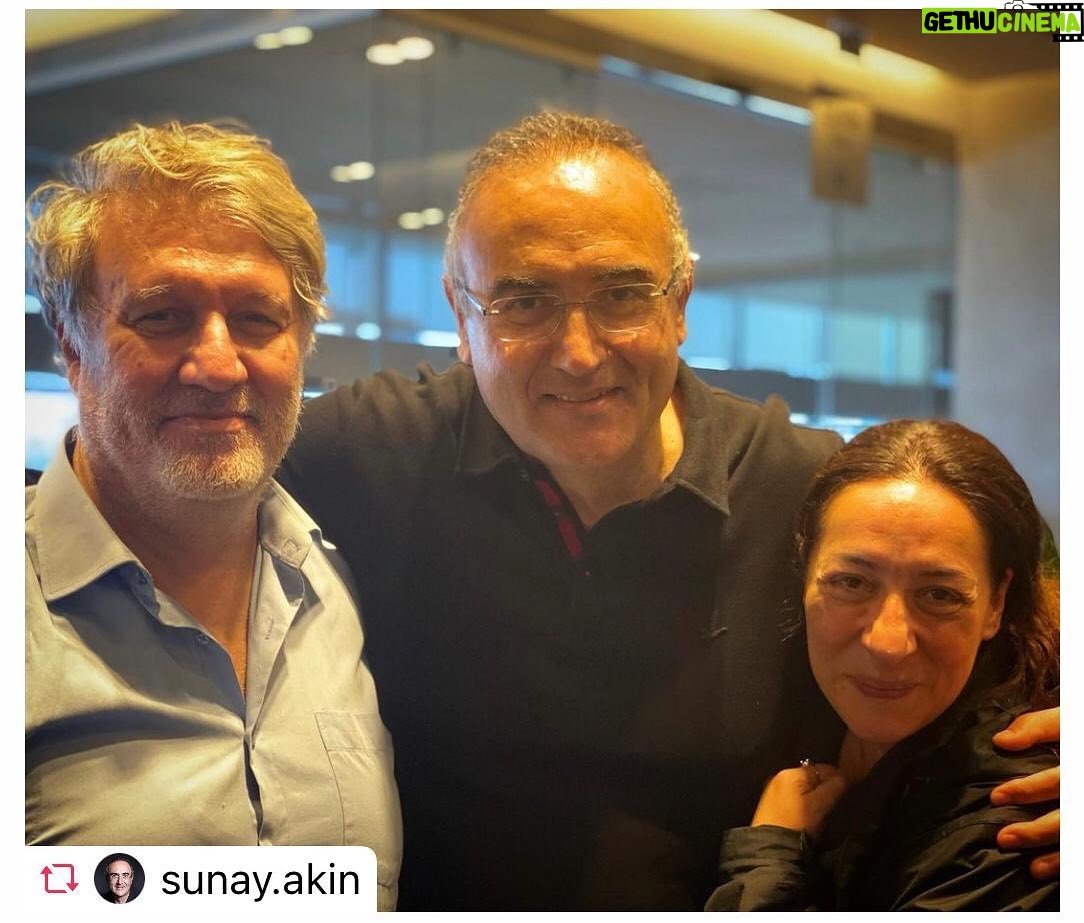 Binnur Kaya Instagram - Havaalanlarının güzelliği burda, sürpriz karşılaşmalarla doludurlar... Binnur Kaya ve Burhan Şeşen'le sohbet etmenin güzelliği... Antalya'ya uçmadan önce bir kanatım tiyatro, bir kanatım müzik... @binnur.kaya.resmi @burhansesen (Dip not: Harflerden "t"yi çok severim... İki kolunu kanat yapıp, iki yanına açmış çocuk gibidir... Bu yüzden onu davul tokmağı "d" harfine kurban etmeyi sevmiyorum... Hele ki "kanat" sözcüğünde!) @sunay.akin @@burhansesen Bugünün hediyeleri anama,babama,Atam’a,Ankara’ma giderken,havaalanında başladı🙏♥️Ne mutluluk…Çok güzelsiniz🧿