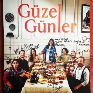 Binnur Kaya Instagram - 2023'e sadece iyi kalpliler girsin😊❤️🤍💙💚💛🧡💜
Mutlu yıllar🎄
@diziguzelgunler 
@tmcfilm 
@showtv