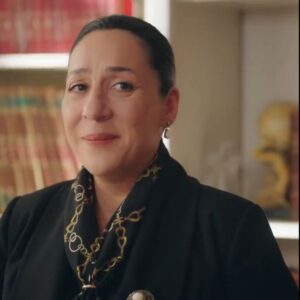 Binnur Kaya Instagram - Anlam; yolun sonunda değil, ‘yol’da… Yolu nasıl incitmeden yürüdüğünde, yolda buluştuklarını ve yolu nasıl onurlandırdığında…Birbirimizi onurlandırdığımız nice yollara… yolculuklara…Yeniden buluşuncaya kadar hoşçakalın…🙏💙🧿 
@itiresen @yigitozsener  @esraronabar @melisapamuk @erkanpetekkaya
@denizugur4real @kadirrbertan
@alikyadora_renda @miracaltancuhadar

Gönül çalamazsan aşkın sazını,
Ne perdeye dokun, ne teli incit.
Eğer çekemezsen gülün nazını,
Ne dikene dokun, ne gülü incit.
 🥀
Bülbülü dinle ki gelesin coşa,
Karganın namesi gider mi hoşa?
Meyvesiz ağacı sallama boşa,
Ne yaprağı dök, ne dalı incit.
 🥀
Bekle dost kapısını sadık dost isen,
Gönüller tamir et ehli dil isen,
Sevda Sahra'sında Mecnun değilsen,
Ne Leyla'yı çağır, ne çölü incit.
 🥀
Rızaya razı ol hakka kailsen,
Ara bul mürşidi müşkülde isen,
Hakikat şehrine yolcu değilsen,
Ne yolcuyu eğle, ne yolu incit.
 🥀 AŞIK HÜDAİ 🥀