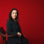 Binnur Kaya Instagram - En özel işlerimden biriydi Kırmızı Oda ve belki de oynadığım en zor karakter de Doktor Hanım. Hediyeleri çoktu; Masumlar Apartmanı ve bu apartmanın harika insanları en büyük hediyelerdendi... Ömrümün sonuna kadar çok sevdiğim mesleğimi yapsam belki şu iki yılda karşılıklı oynama şansım olan müthiş oyuncularla çalışamazdım... Harika yönetmenler ve harika iki ekip... Her şey için çok teşekkür ederim... Kostümümü çıkarıp,kendisiyle vedalaştığım şu gün,bana kattıkları için Doktor Hanım'a teşekkür ediyor ve sevgiyle uğurluyorum... Özel bir yolculuktu... Seyircimizle yol aldığımız... Yeni yolculuklarda buluşmak dileğiyle... Hepimizin yolları açık olsun... @drgbudayicioglu @tv8 @ acunilicali @ogm.pictures @onurgüvenatam @kirmizioda.dizi @masumlarapartmani