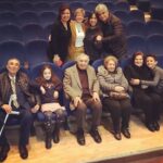 Binnur Kaya Instagram - Tunç Ailesi...Anamın babamın ilkokuldan başlayan,çocukluk arkadaşları...80'li yaşlarında hala devam eden kadim dostlukları...Erden Amcam,geçen sene sonsuzluğa uğurladığımız babamın yanına gitti dün...Adana topraklarına emanet artık iki çocukluk arkadaşı,iki kadim dost... Beraber çektirdiğimiz son fotoğraf bu...Analar,babalar,evlatlar,torunlar...Mutlu bir fotoğrafta eksilenler varsa,acıklı bir şarkı oluyor o fotoğraf,her ezgisi kalbini sızlatan... Biz evlatlarınız,sizin harika dostluğunuzdan öğrendik ömürlük dostluğu,azı da çoğu da paylaşmayı,beraber gülmeyi,ağlamayı...İki elimiz kanda olsa sevdiğimize koşmayı,dürüst ve cesur olmayı,risk almayı,kazanmanın da,kaybetmenin de hakkını vermeyi...Memleketini,insanını sevmeyi,kendine de dünyaya da saygı göstermeyi,ne yapıyorsan elinden gelenin en iyisini yapmayı,hak yememeyi,hayvanına,yaprağına merhametli olmayı...Güneşe 'günaydın' deyip,yağmura gülümsemeyi...En çok da şükretmeyi...Başına ne gelirse gelsin şükretmeyi... Ne güzel miras bıraktınız bize...Ne güzel öğrettiniz,daima sevgiyle... Yolunuz nurlarla dolsun,yattığınız toprak öpüp koklasın yorgun bedenlerinizi...Bize adadığınız hayatlarınız can olsun ruhlarınıza öte alemlerde... Güle güle Erden Amcam,çocukluğum,bugünüm...Babama selam söyle...De ki; ............. Öyle işte... @erdinctunc.official @ilginctunc @ilknurkayaturan
