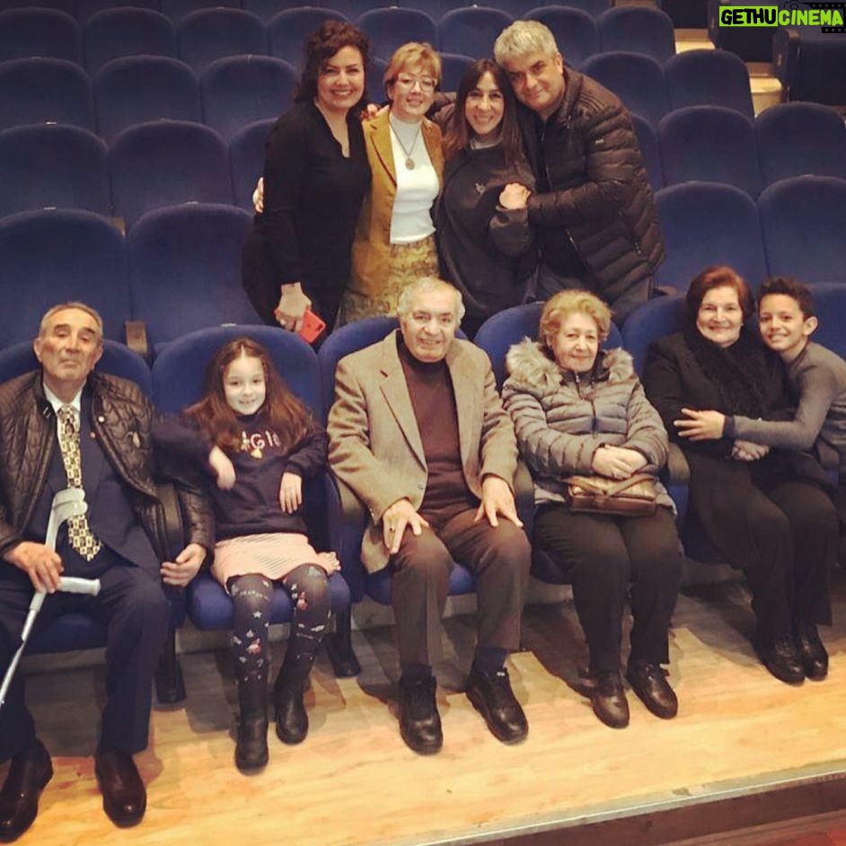 Binnur Kaya Instagram - Tunç Ailesi...Anamın babamın ilkokuldan başlayan,çocukluk arkadaşları...80'li yaşlarında hala devam eden kadim dostlukları...Erden Amcam,geçen sene sonsuzluğa uğurladığımız babamın yanına gitti dün...Adana topraklarına emanet artık iki çocukluk arkadaşı,iki kadim dost... Beraber çektirdiğimiz son fotoğraf bu...Analar,babalar,evlatlar,torunlar...Mutlu bir fotoğrafta eksilenler varsa,acıklı bir şarkı oluyor o fotoğraf,her ezgisi kalbini sızlatan... Biz evlatlarınız,sizin harika dostluğunuzdan öğrendik ömürlük dostluğu,azı da çoğu da paylaşmayı,beraber gülmeyi,ağlamayı...İki elimiz kanda olsa sevdiğimize koşmayı,dürüst ve cesur olmayı,risk almayı,kazanmanın da,kaybetmenin de hakkını vermeyi...Memleketini,insanını sevmeyi,kendine de dünyaya da saygı göstermeyi,ne yapıyorsan elinden gelenin en iyisini yapmayı,hak yememeyi,hayvanına,yaprağına merhametli olmayı...Güneşe 'günaydın' deyip,yağmura gülümsemeyi...En çok da şükretmeyi...Başına ne gelirse gelsin şükretmeyi... Ne güzel miras bıraktınız bize...Ne güzel öğrettiniz,daima sevgiyle... Yolunuz nurlarla dolsun,yattığınız toprak öpüp koklasın yorgun bedenlerinizi...Bize adadığınız hayatlarınız can olsun ruhlarınıza öte alemlerde... Güle güle Erden Amcam,çocukluğum,bugünüm...Babama selam söyle...De ki; ............. Öyle işte... @erdinctunc.official @ilginctunc @ilknurkayaturan
