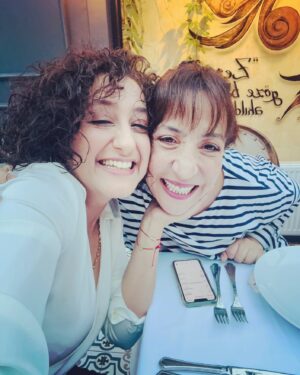 Binnur Kaya Instagram - 'Güzel Günler' geliyooor 🙏😊💙🧿💙
@ecem.erkek ay ne kadar mı seviyooom 😊💚😊💚😊
@diziguzelgunler 
@tmcfilm