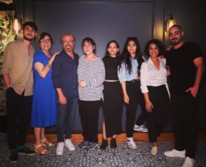 Binnur Kaya Instagram - Bu şahane ekiple yeni bir dizi miiii?
'Güzel Günler' geliyooor a dostlaaar 🙏💙🧿😊✅
@diziguzelgunler 
@tmcfilm
