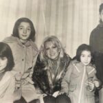 Binnur Kaya Instagram - Çocukluğumun en değerli hazinelerinden bu fotoğraf...Hayallerimi hayranlıkla seyre daldığım zamanlardan...Gönülden sevdiğin her insanla,her şehirle yolun kesişir,bundan eminim...Çocukluğumun hazineleri,bugünümün kıymetlileri...Güzel çocuklardık,güzel hayaller kuran...Çocukluğumuza,bugünümüze,hayallerimize selam olsun... @filizakink @erdinctunc.official @ilknurkayaturan