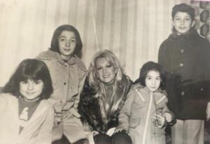 Binnur Kaya Instagram - Çocukluğumun en değerli hazinelerinden bu fotoğraf...Hayallerimi hayranlıkla seyre daldığım zamanlardan...Gönülden sevdiğin her insanla,her şehirle yolun kesişir,bundan eminim...Çocukluğumun hazineleri,bugünümün kıymetlileri...Güzel çocuklardık,güzel hayaller kuran...Çocukluğumuza,bugünümüze,hayallerimize selam olsun...
@filizakink 
@erdinctunc.official 
@ilknurkayaturan