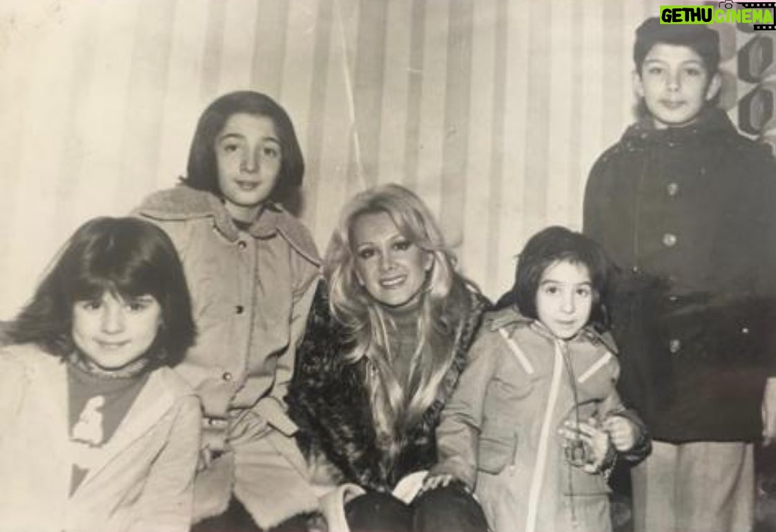 Binnur Kaya - 42.4K Likes - Çocukluğumun en değerli hazinelerinden bu fotoğraf...Hayallerimi hayranlıkla seyre daldığım zamanlardan...Gönülden sevdiğin her insanla,her şehirle yolun kesişir,bundan eminim...Çocukluğumun hazineleri,bugünümün kıymetlileri...Güzel çocuklardık,güzel hayaller kuran...Çocukluğumuza,bugünümüze,hayallerimize selam olsun...
@filizakink
@erdinctunc.official
@ilknurkayaturan