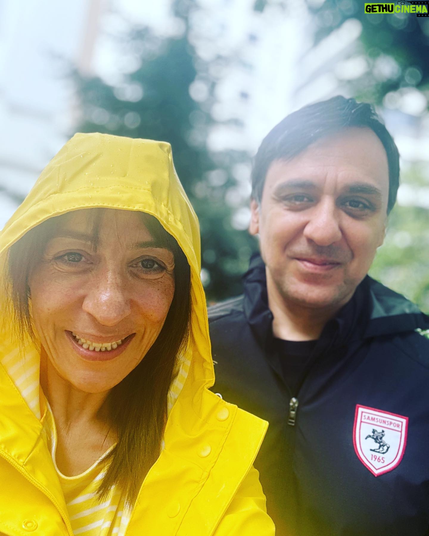 Binnur Kaya - 139.3K Likes - Ben yağmuru bekledim,sadece yağmur diye...O @polatbilgin Samsunspor armalı yağmurluğunu giymek için...Armasında Atatürk olan tek spor kulübü...İkimiz için de beklemeye değdi...Hoş geldin sonbahar,hoş geldi yağmurlar...
#samsunspor
#sonbahar