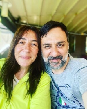 Binnur Kaya Instagram - Aynı ana-babadan olmayan,bizim seçtiğimiz ailemiz...Can cana...Ömürlük dostluk,ömürlük sevgi...Ömrümün gülen yüzü,doğduğun gün kutlu olsun...Gönlün nasıl istiyorsa öyle yaşa...sevdiklerinle...
@polatbilgin