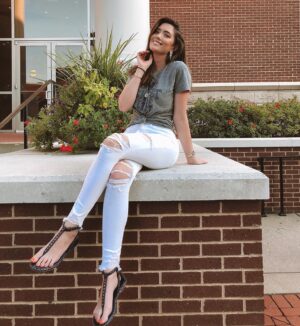Blair Fowler Instagram - I’ve had a couple people ask me to do a video or post pics on what I wear to school... this is essentially my uniform. Some version of jeans and a tee. Would y’all still want to see that or would it be boring? Lmk! 👍🏻🤷🏻‍♀️👎🏻