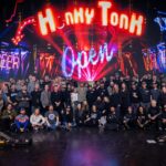 Blake Shelton Instagram - This was one hell of a tour y’all!!! Let’s hear it for the band and crew that worked so hard every day to help us give y’all the best show!!!! @dustinlynchmusic and @emilyann_music, it was a blast having y’all join the honky tonk!!! I love country music!!!! #BackToTheHonkyTonk