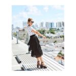 Blanca Soto Instagram - Feliz lunes! Love being outside and playing in the sun ☀️ #teamsoto #gratitud #infinito #fashion #mondaymotivation #ponytail #smiles #blackskirtstyle #outfit