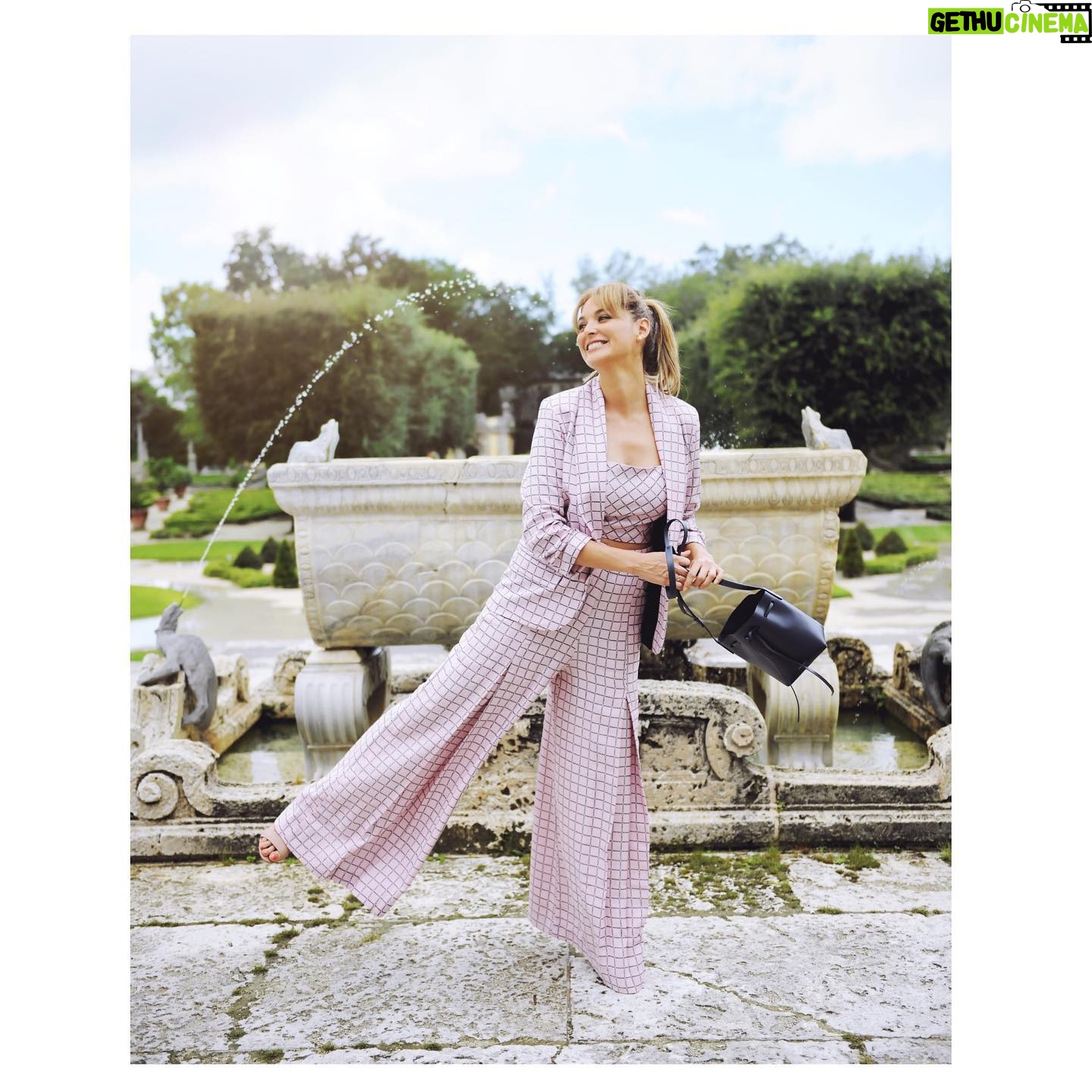 Blanca Soto Instagram - Feeling grateful 🤗!! Hermoso Viernes 🌟 @iorane @iorane_world #Happy #Love #teamsoto #infinito #instamood #besazos 💋#instaphoto #mood #smiles #fashion