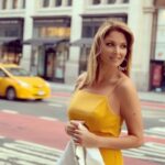 Blanca Soto Instagram - Feliz Jueves ✨ Recordando New York durante la promoción de #NTPE 💛🤗😀 #teamsoto #gratitud #infinito #instamood #besazos #happy #instaphoto #mood #dailylook #fashion #fashionoftheday #outfitinspiration #yellowmellow #ny #tbt 💛 💛 💛 💛 Photo 📷 by: @makeupartistale