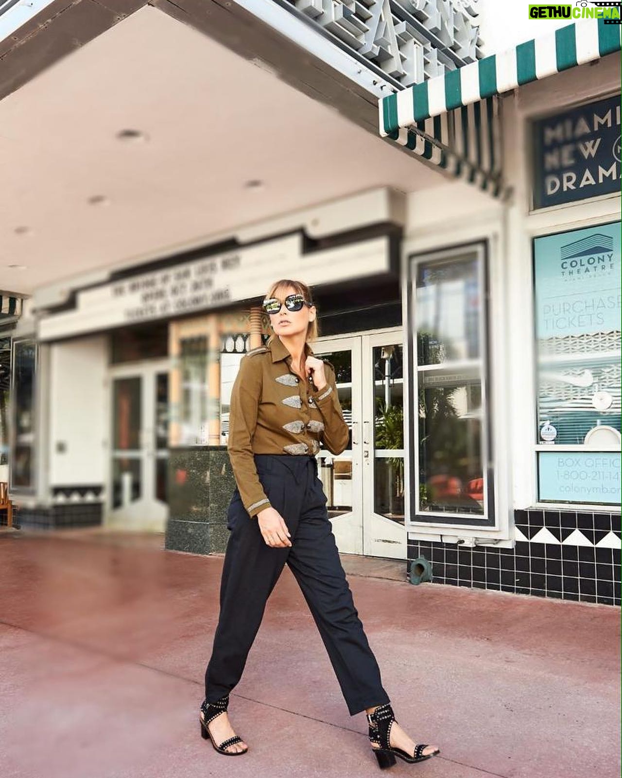Blanca Soto Instagram - Holaaaaa 🎥 Autumn 🍁 spirit 🙌🏻 #teamsoto #infinito #besazos #photooftheday #instafashion #photomood #actress #lifestyle