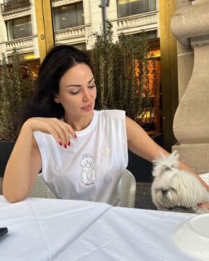 Bleona Instagram - Thank you @soulmatecustomss for making me the most beautiful T shirt ever with @jonnyjdog face on it 🐶