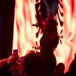 Bleona Instagram – Te jesh nje shpirt i lire sot, eshte e rralle, sepse ne mode eshte konsensusi dhe jo pavaresia.
Liria kushton, ajo te detyron te ndermarresh rrisqe, ndryshe nga konsensusi, qe eshte komod dhe nuk kerkon asnje sakrifice.
Por cfare do te ishim ne pa lirine? Asgje! 
Te palumtur dhe te parealizuar, duhet te kuptojme se vetem kur je I lire mund te shkosh drejt realizimit te endrrave tua! 
Ndaj mos degjoni zerat e mendjengushteve. 
Endrrat nuk kushtojne! 
Ajo qe duhet te paguani eshte kostoja per realizimin e tyre.
Mos e beni gabimin te prisni dike qe t’i beje ato te mundura per ju, gjejeni kurajon dhe behuni vete projektuesit e jetes suaj. 
Askush nuk do ta beje per ju. 
Te pakten, jo falas. 
Ky vendim mund t’ju kushtoje lirine. E keni vete ne dore te zgjidhni per cfare te luftoni.
Love #bleona ❤️🇦🇱👐🏻🇺🇸