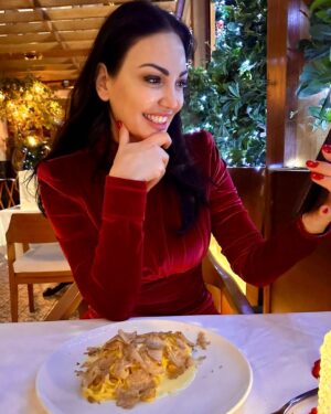 Bleona Instagram - Everyone who knows me personally also knows that I am a #foodie and my favorite pasta is #taglioliniwhitetruffle 
This picture is taken form the master itself @giacominodrago ♥️
Thank you for a magical night,
great food and great conversations 🙏🏻