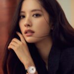 Bona Instagram - @harpersbazaarkorea @emporioarmani #EAwatches 🍂🖤