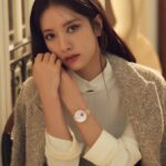 Bona Instagram - @harpersbazaarkorea @emporioarmani #EAwatches 🍂🖤