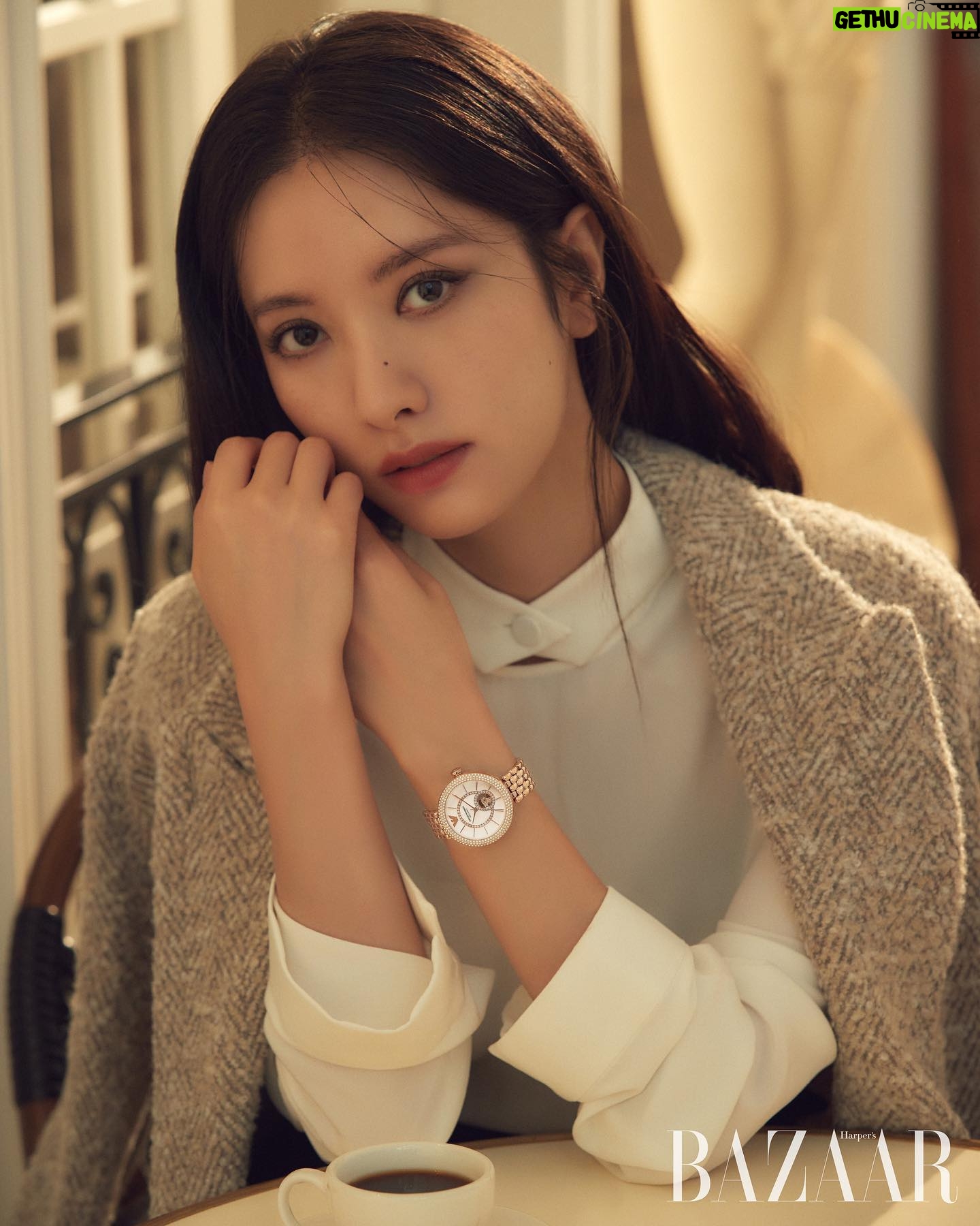 Bona Instagram - @harpersbazaarkorea @emporioarmani #EAwatches 🍂🖤