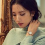 Bona Instagram - @harpersbazaarkorea @emporioarmani #EAwatches 🍂🖤