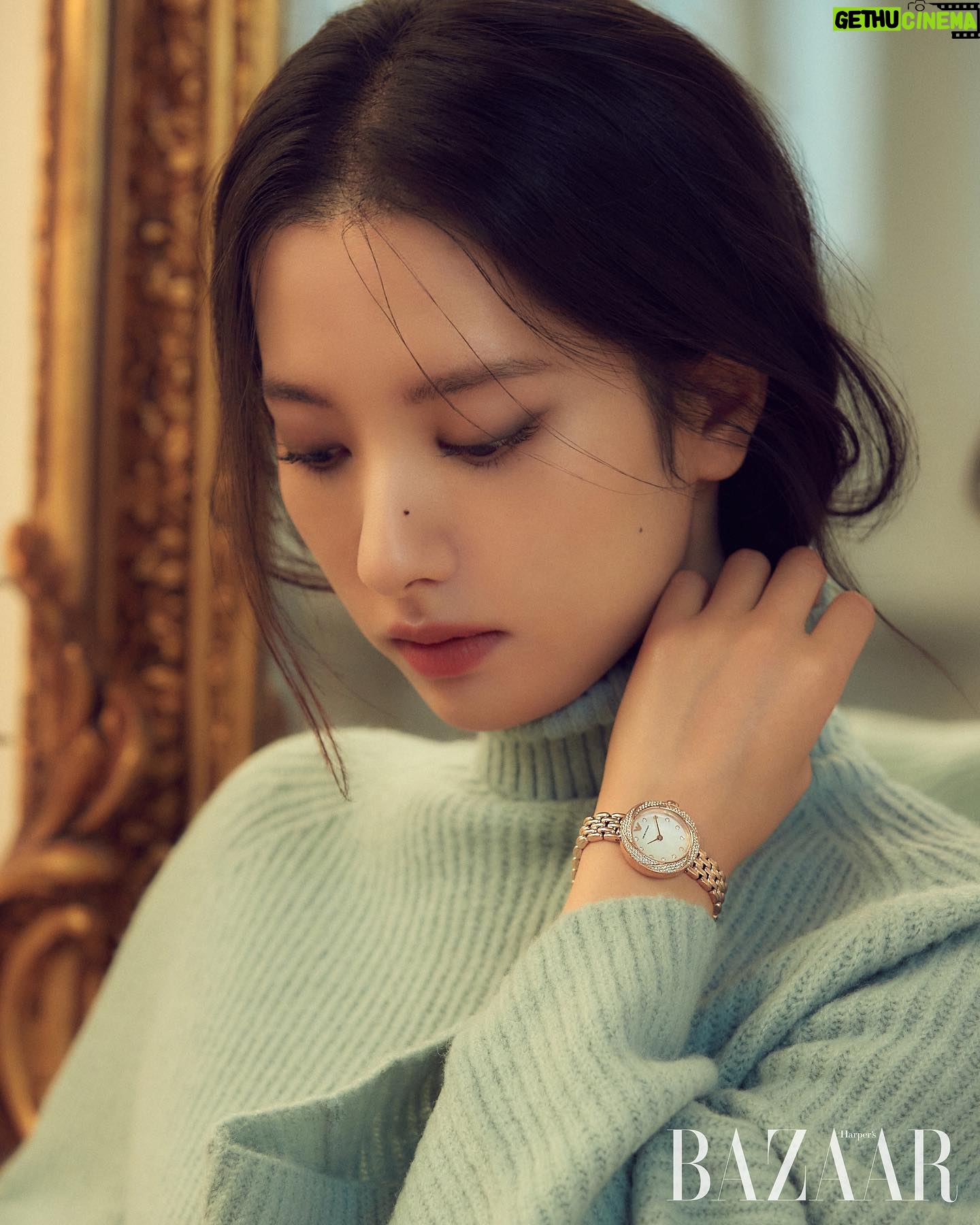 Bona Instagram - @harpersbazaarkorea @emporioarmani #EAwatches 🍂🖤