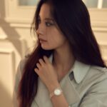 Bona Instagram - @harpersbazaarkorea @emporioarmani #EAwatches 🍂🖤