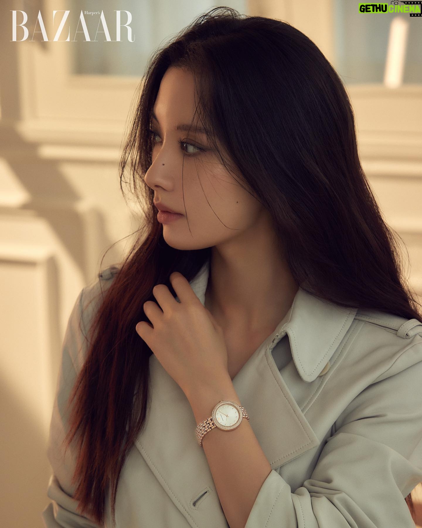 Bona Instagram - @harpersbazaarkorea @emporioarmani #EAwatches 🍂🖤