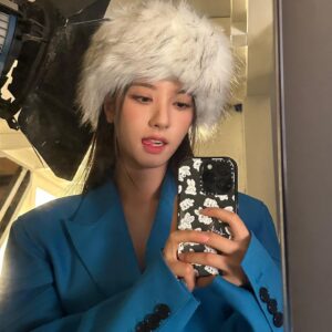 Bona Instagram - 웃을 일이 너무나도 많았던 2022
너무나 감사하고 행복하게 보냈어요!
2023년도 모두들 건강하고, 웃을 일만 가득하길!
새해 복 많이 받으세요🙇‍♀️🤍

안녕 2022! 그리고 안녕 2023☁️🤍