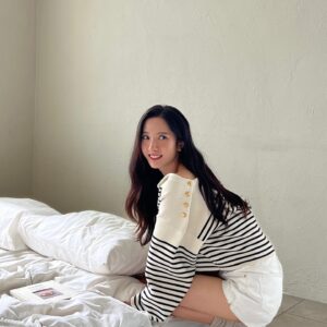 Bona Instagram - 웃을 일이 너무나도 많았던 2022
너무나 감사하고 행복하게 보냈어요!
2023년도 모두들 건강하고, 웃을 일만 가득하길!
새해 복 많이 받으세요🙇‍♀️🤍

안녕 2022! 그리고 안녕 2023☁️🤍