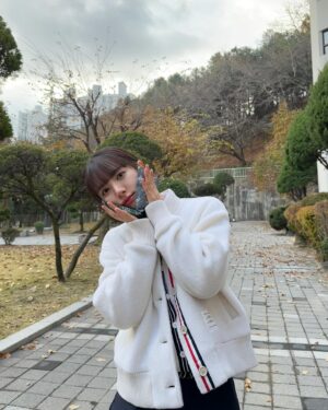 Bona Instagram - 안녕 피라미드 게임, 안녕 성수지 !

북적북적 늘 함께였던 촬영장
애써주신 모든 분 들께 감사 인사를 전합니다🌹🤍
믿고, 응원해주시고, 기다려주시고, 좋아해주시고, 사랑해주시는 모든 분 들께도 감사드리며 ෆ̈

그럼 마지막 피라미드 게임 시작할게🔺