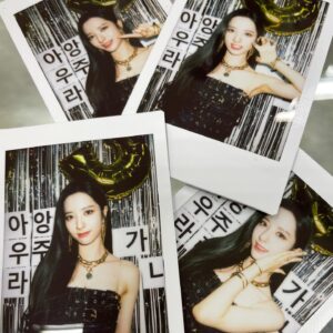 Bona Instagram - 웃을 일이 너무나도 많았던 2022
너무나 감사하고 행복하게 보냈어요!
2023년도 모두들 건강하고, 웃을 일만 가득하길!
새해 복 많이 받으세요🙇‍♀️🤍

안녕 2022! 그리고 안녕 2023☁️🤍