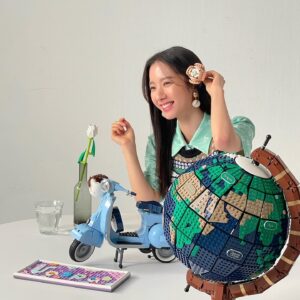 Bona Instagram - 웃을 일이 너무나도 많았던 2022
너무나 감사하고 행복하게 보냈어요!
2023년도 모두들 건강하고, 웃을 일만 가득하길!
새해 복 많이 받으세요🙇‍♀️🤍

안녕 2022! 그리고 안녕 2023☁️🤍