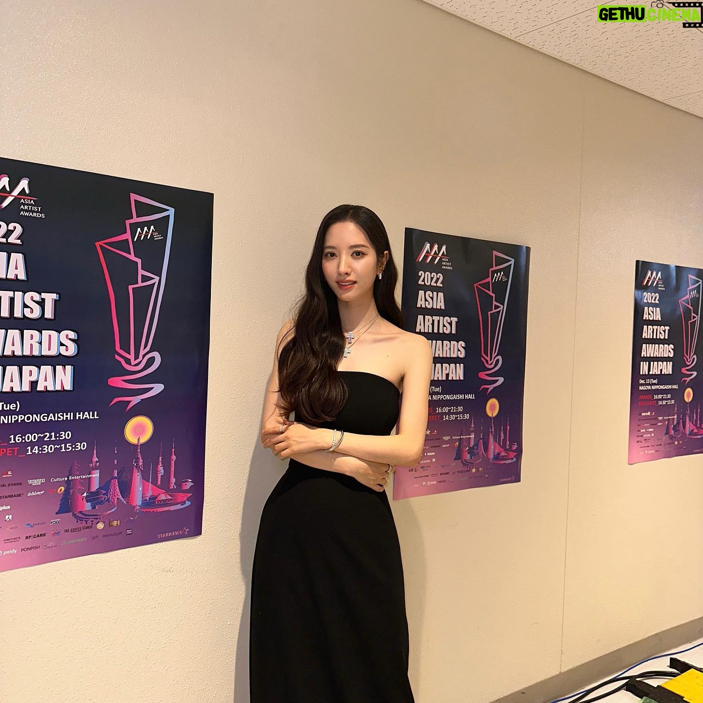 Bona Instagram - 올해 벌써 세번째 상이라니..! 스물다섯스물하나와 유림이를 사랑해주시고 응원해주신 모든 분들께 다시 한번 감사드리고, 옆에서 도와주신 많은 분들께 진심으로 감사드립니다🤍 모두 따뜻하고 행복한 연말 보내세요🎄♥️