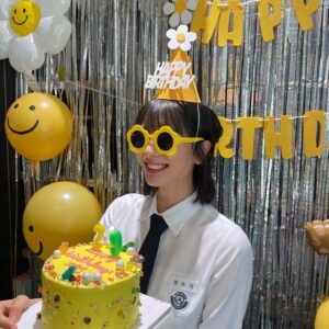 Bona Instagram - 길었던 하루 만큼 축하 잔뜩 받은 생일🎂
축하해주신 모든 분들 너무 감사합니다!
제가 더 잘할게요💛