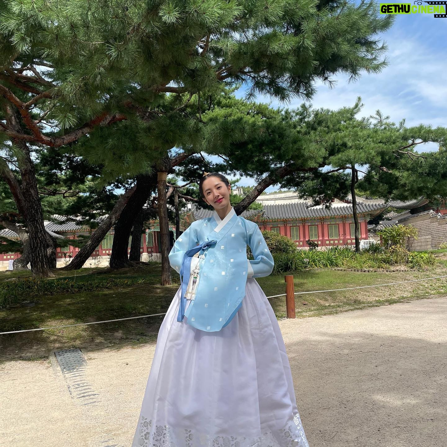 Bona Instagram - 6개월동안 열심히 촬영했던 조선변호사 ! 드디어 잠시후 9시 50분 첫방합니다🤍 매주 금,토 MBC 에서 만나요🙏🏻🤍